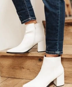 Ave Shops Amari Ankle Boots In White
