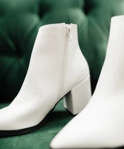 Ave Shops Amari Ankle Boots In White