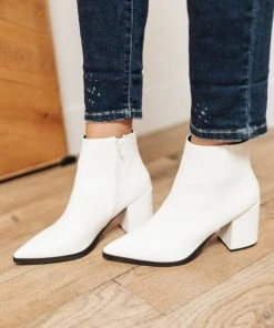 Ave Shops Amari Ankle Boots In White