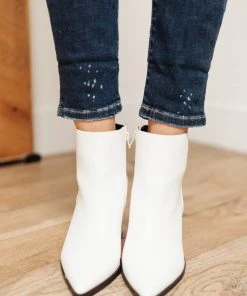 Ave Shops Amari Ankle Boots In White