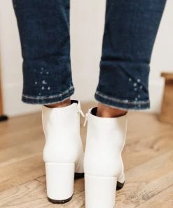 Ave Shops Amari Ankle Boots In White