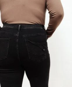 Ave Shops High Waist Mom Fit Jeans In Black