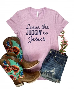 The Cinchy Cowgirl Clothing Lilac Leave The Judgin' To Jesus Short Sleeve Graphic Tee