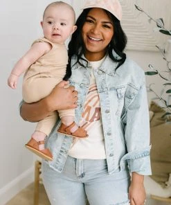 Ave Shops Clothing Mama Graphic Tee - Stylish Short Sleeve Top for Women 33 Ave Shops Clothing Mama Graphic Tee