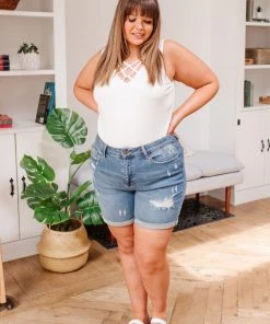 Ave Shops Mid-rise Dandelion Embroidery Cuffed Shorts