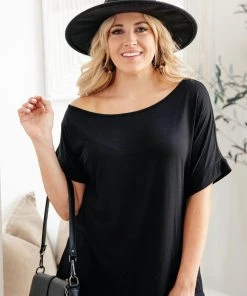Ave Shops Sightseeing Top In Black Short Sleeve Tops