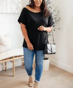 Ave Shops Sightseeing Top In Black Short Sleeve Tops