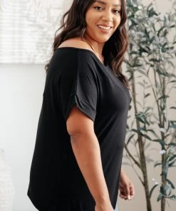 Ave Shops Sightseeing Top In Black Short Sleeve Tops