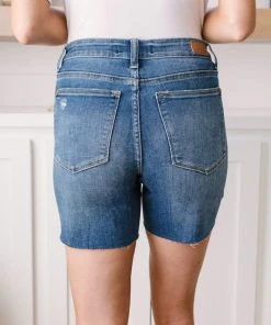 Ave Shops Straight Edge Dark Wash Shorts | Stylish Jeans Bottoms for Men & Women 31 Ave Shops Straight Edge Dark Wash Shorts Bottoms & Jeans