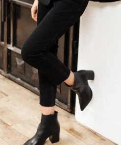 Ave Shops Amari Ankle Boots In Black
